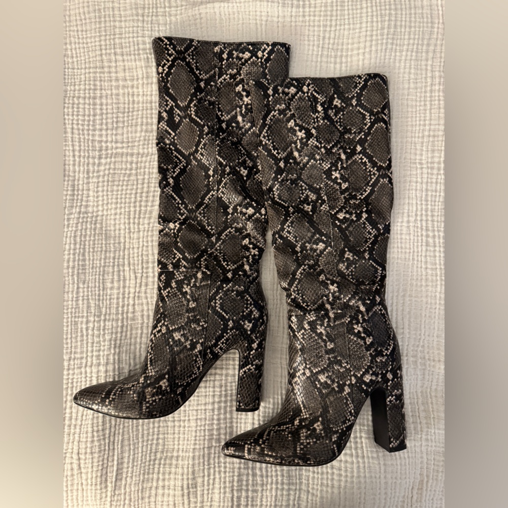 Steve Madden 
Size 6.5 
Snake print